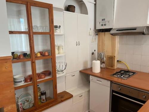 een keuken met witte kasten en een aanrechtblad bij Srce Sarajeva in Sarajevo