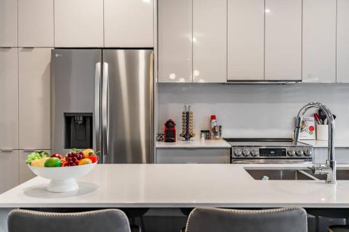 Una cocina o zona de cocina en Spacious Home! 5 King Beds, 1 Queen, Modern Luxury, Free Parking