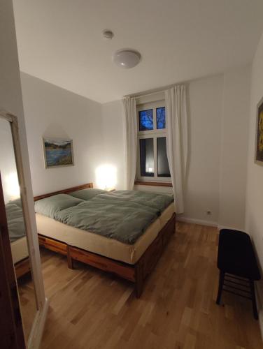 1 dormitorio con cama y ventana en Wohnen an der Stadtmauer, en Neuruppin