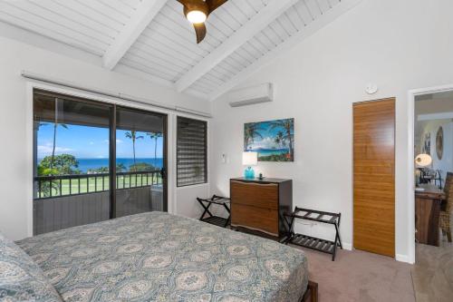 ein Schlafzimmer mit Bett und Blick auf das Meer in der Unterkunft Luxurious Wailea Ocean Vistas in Wailea