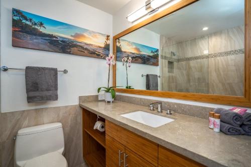 ein Badezimmer mit Waschbecken und Spiegel in der Unterkunft Luxurious Wailea Ocean Vistas in Wailea