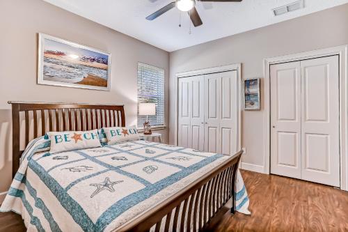 1 dormitorio con 1 cama y ventilador de techo en 5422 Leonard Street, en Fernandina Beach