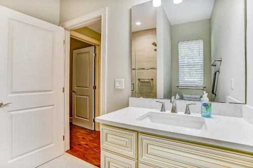Baño blanco con lavabo y espejo en 5422 Leonard Street, en Fernandina Beach