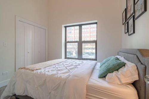 a bedroom with a large bed with a window at McCormick Place 420 friendly 3BR/2BA with optional Parking for up to 8 guests in Chicago