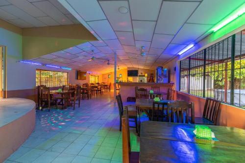 Un restaurante u otro lugar para comer en Hotel El Cocobolo Food&Rest Room 6 B&B WiFi AC Pkg Free Swimmingpool