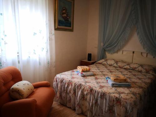 1 dormitorio con 1 cama, 1 silla y 1 ventana en La quercia, en Gavignano