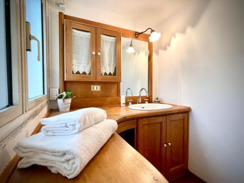 y baño con lavabo y espejo. en Colosseum Luxury Apartment, en Roma