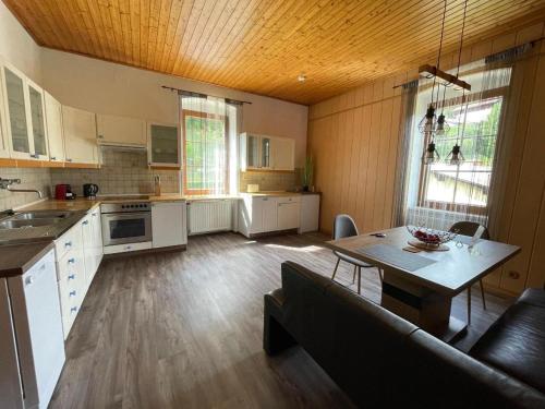 cocina con mesa y sofá en una habitación en Villa Ganzstein Appartement en Mürzzuschlag