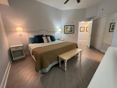 2501 S Ocean Blvd, 1215 - Ocean View Sleeps 8 في ميرتل بيتش: غرفة نوم بسرير كبير مع أرضية خشبية