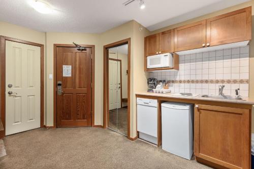 Kuchyň nebo kuchyňský kout v ubytování Whistler Cascade Lodge suite WIFI cable TV 2 hot tubs pool gym sauna bike & ski storage room