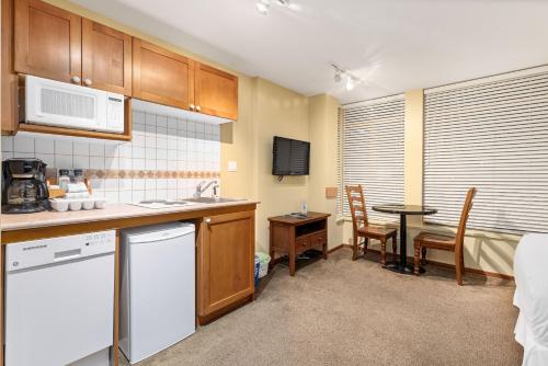 Dapur atau dapur kecil di Cascade Lodge Suite Whistler WIFI cable HDTV air conditioning and heating 2 hot tubs pool sauna gym underground pay parking