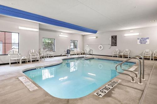 a large swimming pool in a hotel room at Cobblestone Hotel & Suites - Mosinee in Mosinee