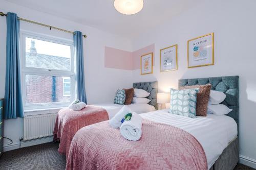 מיטה או מיטות בחדר ב-NEW! Spacious 2-bed home in Chester City-Centre by 53 Degrees Property, ideal for Couples & Small groups, Great Location - Sleeps 5