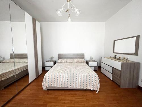 1 dormitorio con cama, lavabo y espejo en Donna Maria, en Catanzaro