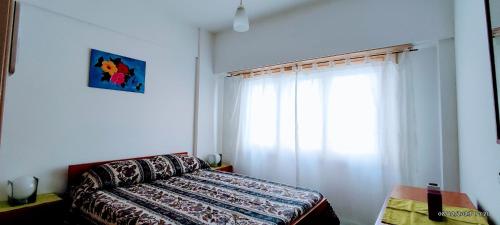 - une chambre avec un lit et une fenêtre dans l'établissement Depto Microcentro exelente ubicación, à Mar del Plata