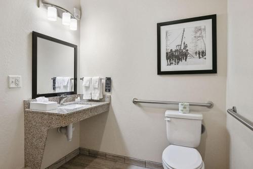 Bilik mandi di Cobblestone Hotel & Suites - Mosinee