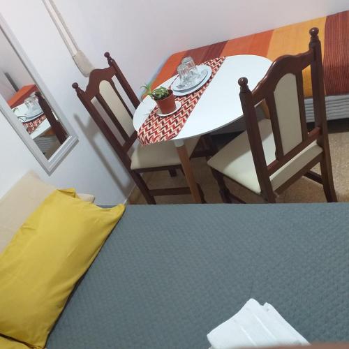 een tafel en stoelen en een tafel en een tafel en een tafel en een tafel bij Habitación independiente con baño privado in San Pedro