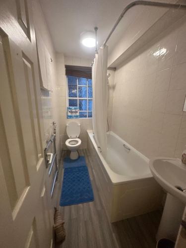 ロンドンにあるEdgware Road apartmentのバスルーム(トイレ、バスタブ、シンク付)