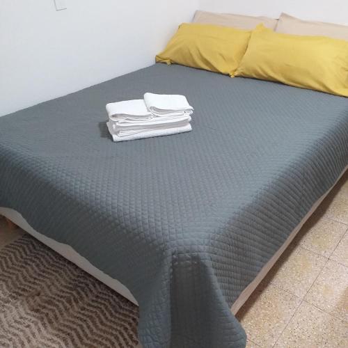 een bed met twee handdoeken erop bij Habitación independiente con baño privado in San Pedro