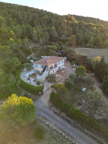 una vista aérea de una casa grande con entrada en NOUS, en Agel