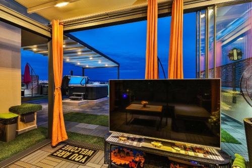 Sky, Luxury Apartment with Sea-View and Jacuzzi