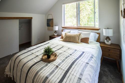 Un dormitorio con una cama grande con una maceta. en Evergreen Cabin BY Betterstay, en Ashford