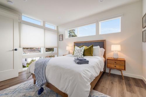 1 dormitorio con 1 cama grande y 2 ventanas en Ballard Market St Haven BY Betterstay, en Seattle