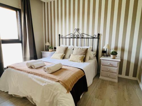 San AndrésにあるTeresitas Sea Viewsの大きなベッドとタオル2枚のある寝室