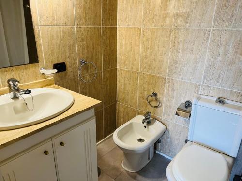 San AndrésにあるTeresitas Sea Viewsのトイレと洗面台のあるバスルーム