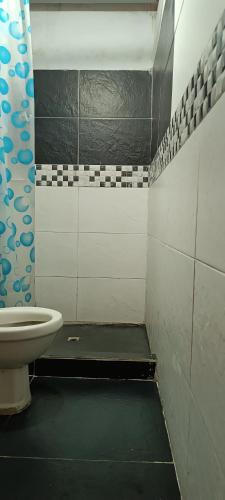 a bathroom with a sink and a toilet at Edificio Lozano 2H in Cali