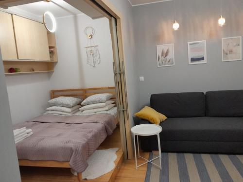 Una cama o camas en una habitación de Studio Głębocka 56