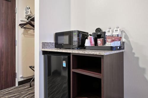 Dapur atau dapur kecil di Cobblestone Hotel & Suites - Mosinee