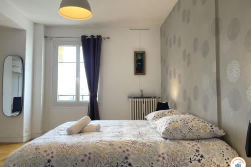 - une chambre avec un lit avec deux oreillers et une fenêtre dans l'établissement La Catène - Balcon - Vue Catène, au Havre