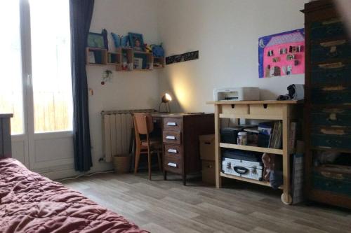 um quarto com uma secretária, uma cómoda e uma cama em Appt 90 m2, quartier tranquille em Grenoble