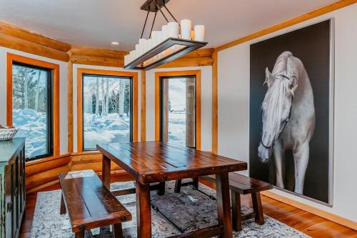 Fotografie z fotogalerie ubytování Gorgeous Log Cabin Close to Town with Hot Tub v Hailey