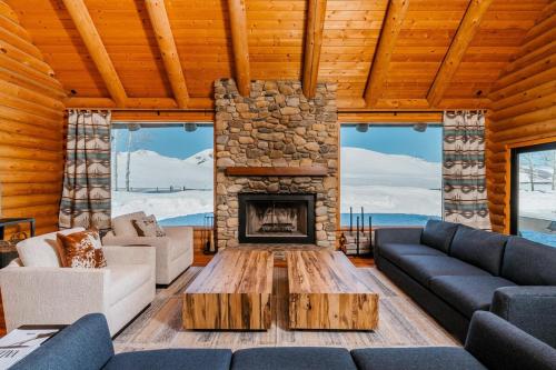 Fotografie z fotogalerie ubytování Gorgeous Log Cabin Close to Town with Hot Tub v Hailey