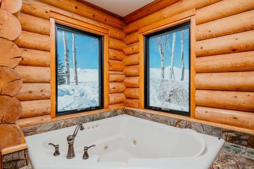 Ένα μπάνιο στο Gorgeous Log Cabin Close to Town with Hot Tub