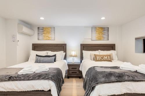 Postel nebo postele na pokoji v ubytování Bellevue Splendor Fern Suite BY Betterstay