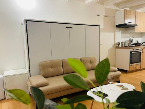 un salon avec un canapé et une table dans l'établissement Studio centre historique ! À 100m de la Cathédrale, à Périgueux