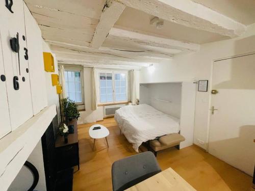 Una cama o camas en una habitación de Studio centre historique ! À 100m de la Cathédrale