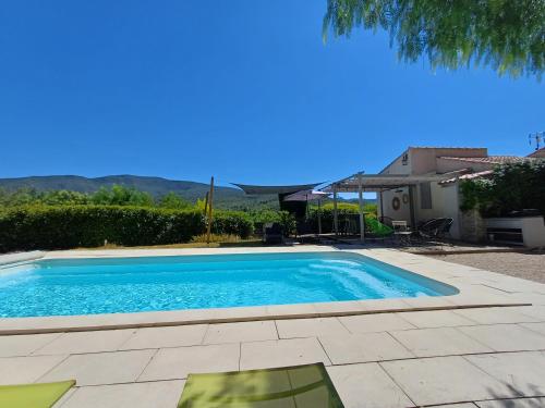 une piscine dans l'arrière-cour d'une maison dans l'établissement Villa l'Edenca, à Auriol