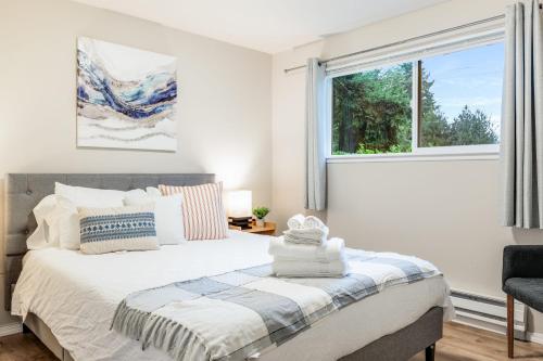 a bedroom with a large bed and a window at Eastgate Rambler BY Betterstay in Bellevue