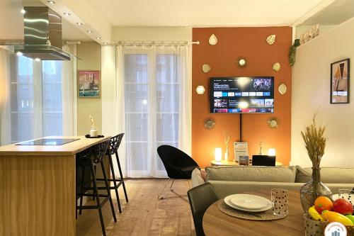 une cuisine et un salon avec un canapé et une table dans l'établissement Bienvenue au Chillou - Parking - Terrasse, au Havre