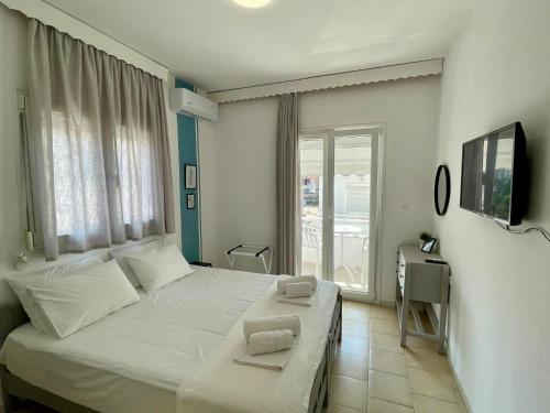 1 dormitorio con 1 cama con 2 toallas en Afrodite II, en Sarti