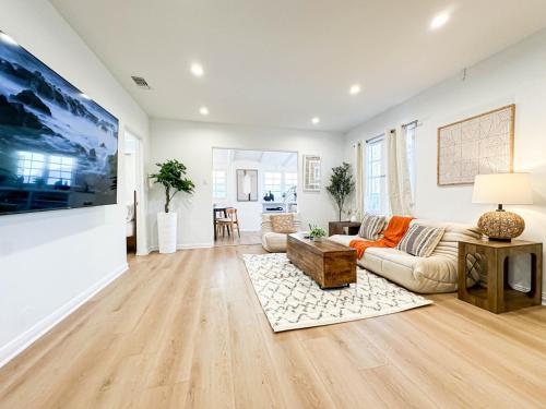 uma sala de estar com um sofá e uma mesa em Modern 2-Bedroom Gem Close to Beverly Hills - DOH2 em Los Angeles
