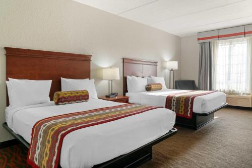 une chambre d'hôtel avec 2 lits et 2 lampes dans l'établissement Best Western Executive Inn & Suites, à Grand Rapids