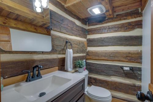 Ένα μπάνιο στο Historical Paris Cabin on Farm with Fire Pit!