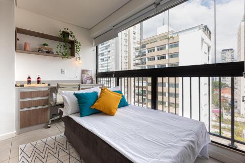 um quarto com uma cama e uma grande janela em Easy Star - Lindo Studio aconchegante lado do Aero Congonhas - KU02H em São Paulo