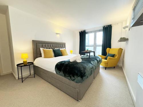 Posteľ alebo postele v izbe v ubytovaní Vibrant City Apt 2 Bed in Hoxton and Shoreditch