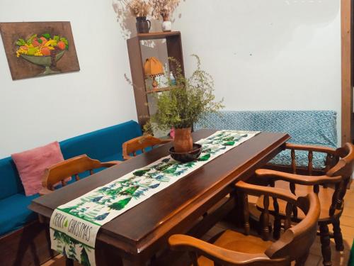 ein Esszimmer mit einem Holztisch und Stühlen in der Unterkunft Breakfast & Snacks, 2bedrooms 2bathrooms House in Kato Zachlorou